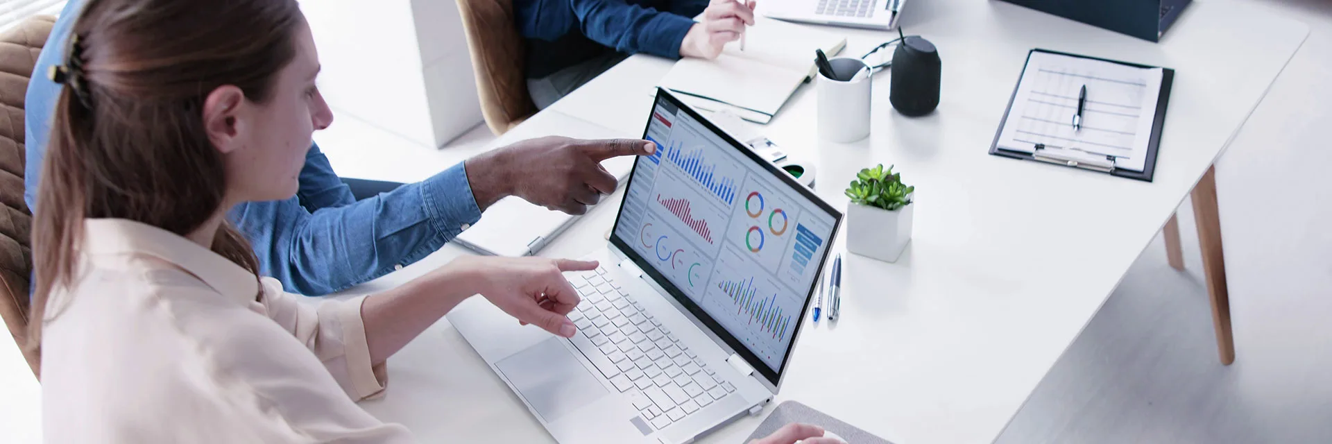 Choosing Between Cloud-Based and On-Premises Business Intelligence Solutions Choosing Between Cloud-Based and On-Premises Business Intelligence Solutions